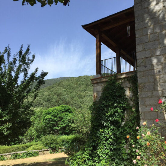 Fachada y zona exterior ajardinada - La Casona de Mimi