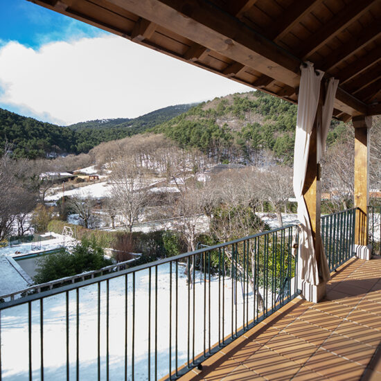 Vistas desde la terraza de La Casona de Mimi con paisaje nevado