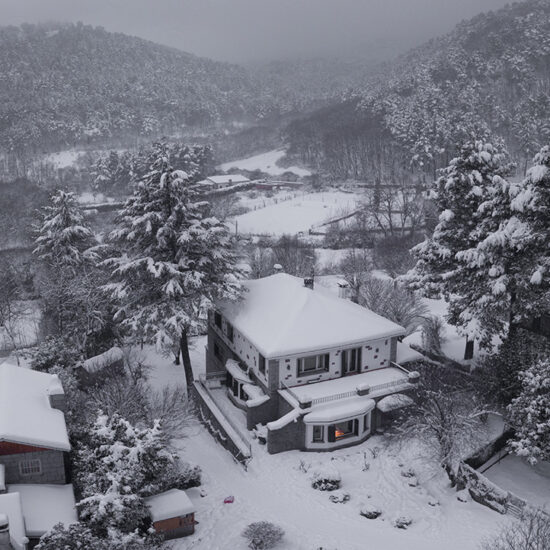 Vista aérea de La Casona de Mimi, espectacular paisaje nevado a un paso de Madrid.