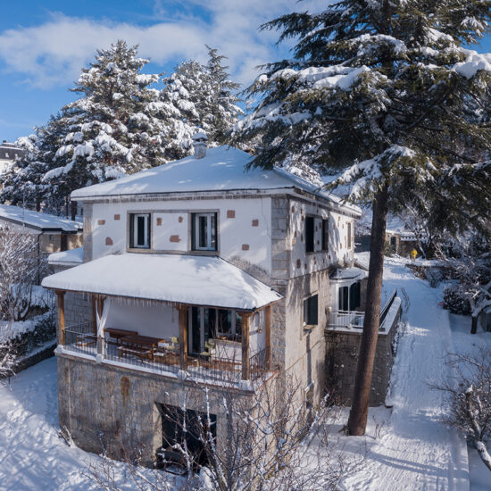 Zona de la terraza de La Casona de Mimi nevada